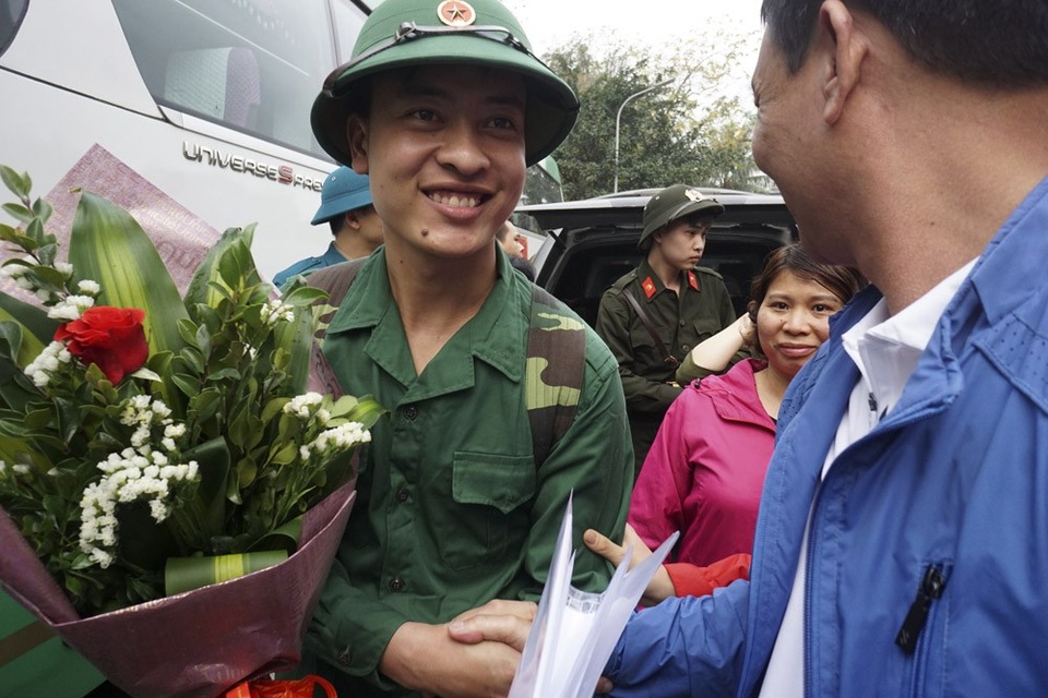 Tân binh rạng rỡ chào người thân lên đường nhập ngũ - 12