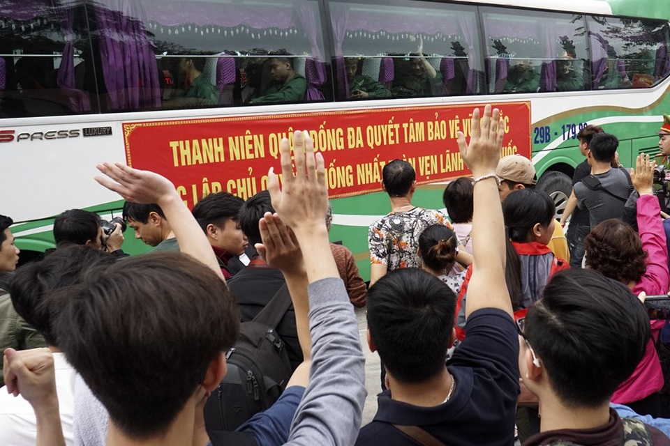 Tân binh rạng rỡ chào người thân lên đường nhập ngũ - 13