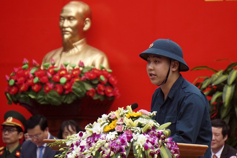 
Tân binh Nguyễn Phú Đức Anh đọc lời hứa trước khi lên đường nhập ngũ. Trong số hơn 3000 công dân nhập ngũ đợt này, có gần 1.200 thanh niên tình nguyện viết đơn; bao gồm cả nhiều tấm gương tiêu biểu là các cử nhân đại học, Đảng viên trẻ và lao động chính trong những gia đình có hoàn cảnh khó khăn. Đặc biệt, có 5 công dân nữ viết đơn xin nhập ngũ.
