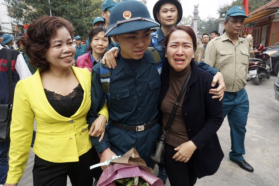 Hình ảnh phút chia tay bịn rịn của tân binh và người thân trong ngày lên đường nhập ngũ.