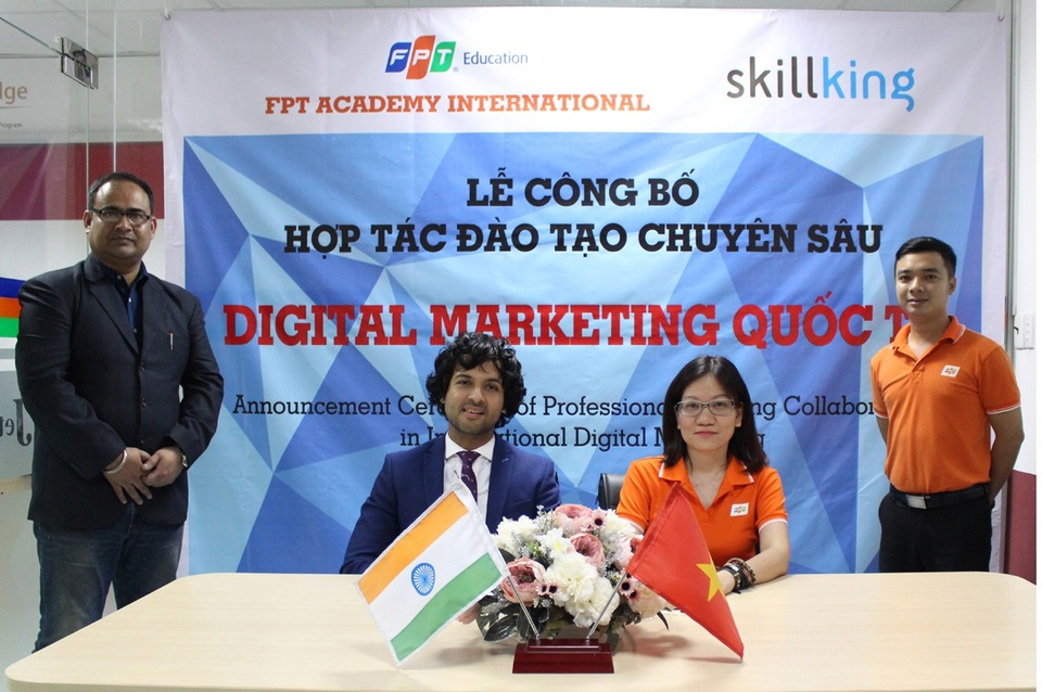 FPT Education mở trường đào tạo Digital Marketing chuyên nghiệp đầu tiên tại Việt Nam - 1 Bà Lê Thị Hồng Hạnh (Giám đốc Viện đào tạo Quốc tế, Tổ chức Giáo dục FPT) ký kết cùng đại diện Skillking Ấn Độ về hợp tác đào tạo Digital Marketing.