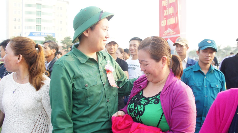Hàng vạn thanh niên cả nước hăng hái lên đường nhập ngũ - 2 Mẹ chúc con lên đường nhập ngũ mạnh khỏe