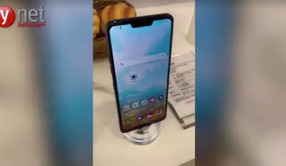 Tại sao các hãng Android học theo thiết kế "tai thỏ" của iPhone X? - 6 LG G7 Neo