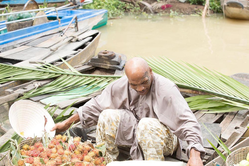 Không chỉ vậy, nam võ sĩ còn thực hiện công việc của nông dân, bán trái cây trên sông khiến khán giả vô cùng chờ đợi hình ảnh mới của anh trên võ công.