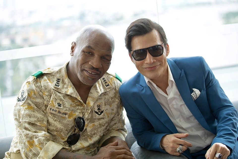 Nam vũ công chụp ảnh hậu trường cùng với diễn viên Trần Bảo Sơn, diễn viên cùng là nhà sản xuất của phim.