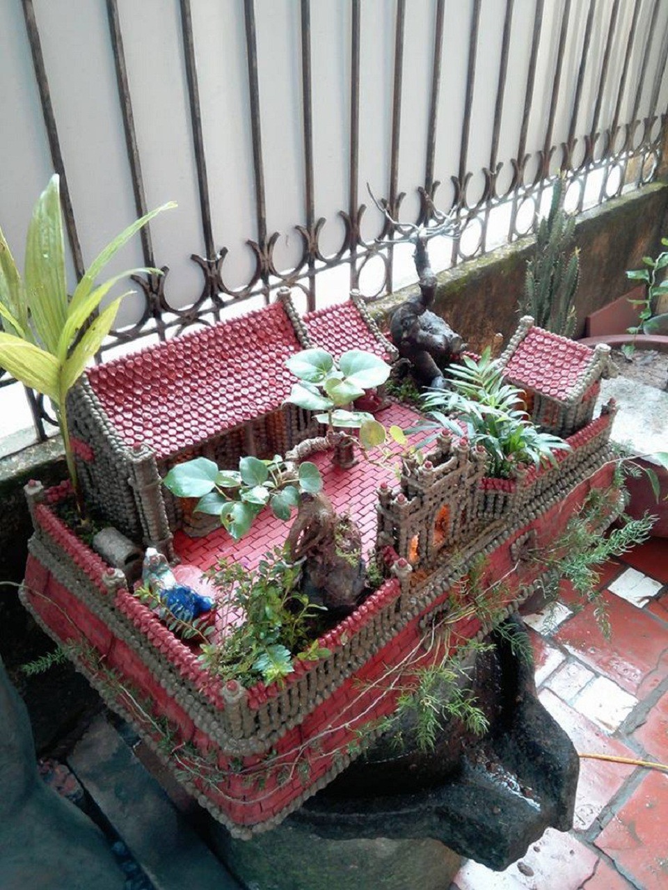 9x Thái Bình "thổi hồn" vào xi măng thành kiệt tác nghệ thuật - 4
Tiểu cảnh mô hình nhà cổ làng quê Bắc Bộ
