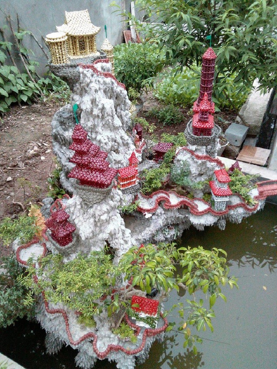 9x Thái Bình "thổi hồn" vào xi măng thành kiệt tác nghệ thuật - 5
Những mô hình tiểu cảnh độc đáo khác của Đức Thắng