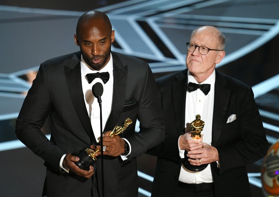 Oscar 2018: Khôngcó nhiều bất ngờ tại các hạng mục quan trọng! - 8
Kobe Bryant (trái) xúc động phát biểu khi nhận giải Bộ phim tài liệu ngắn hay nhất cho Dear Basketball.