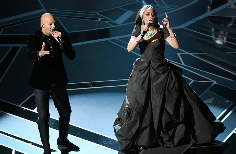 Oscar 2018: Khôngcó nhiều bất ngờ tại các hạng mục quan trọng! - 18
Andra Day và Common trình diễn ca khúc Stand Up For Something trong bộ phim Marshall tại lễ trao giải Oscar 2018.