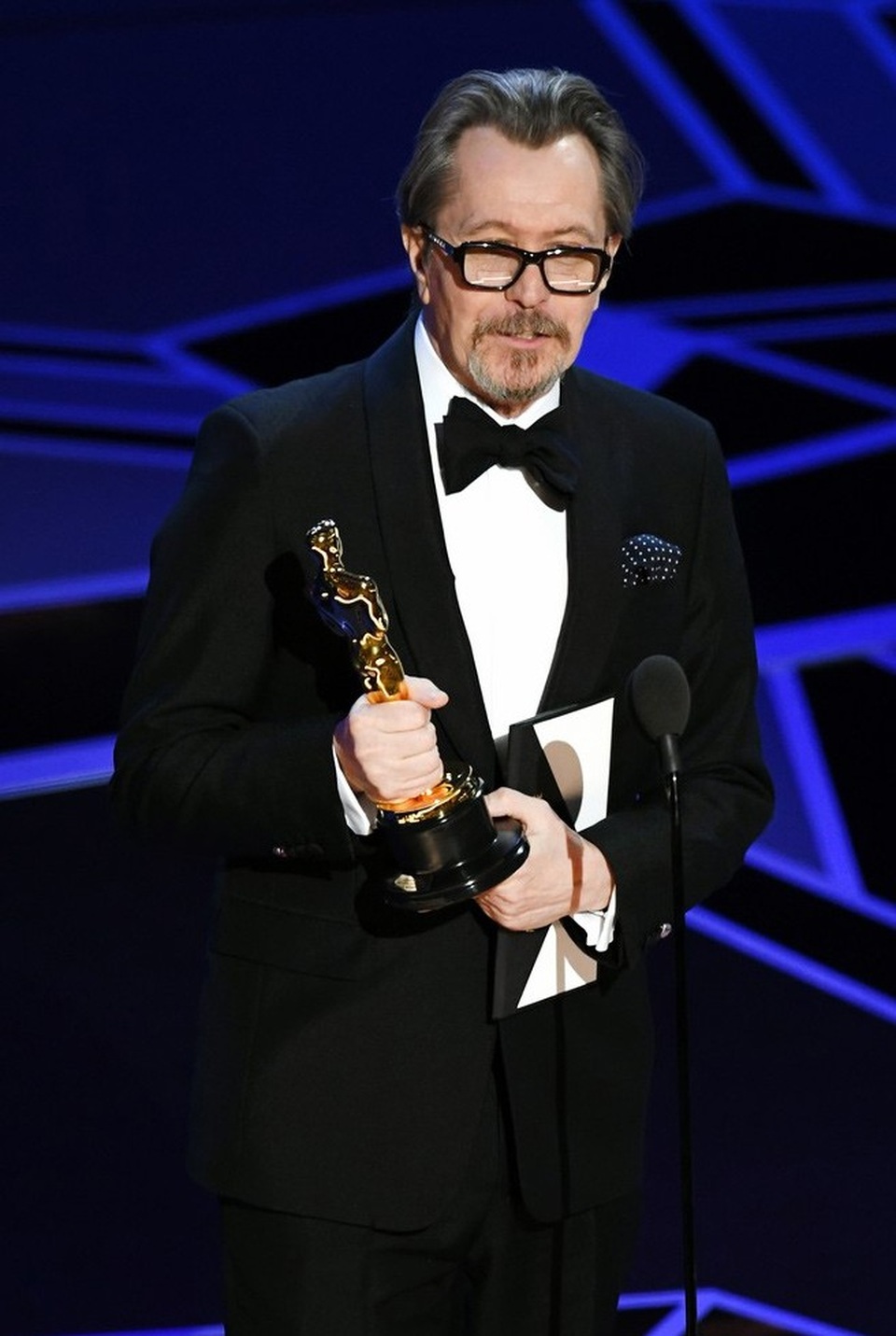 Oscar 2018: Khôngcó nhiều bất ngờ tại các hạng mục quan trọng! - 1
Gary Oldman nhận giải Nam diễn viên chính xuất sắc nhất của Oscar 2018.