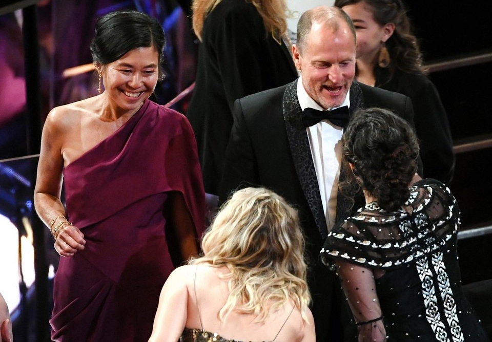 Oscar 2018: Khôngcó nhiều bất ngờ tại các hạng mục quan trọng! - 11
Sam Rockwell nhận lời chúc mừng của các đồng nghiệp.