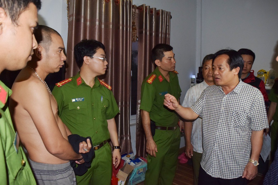 Đại tá Đặng Ngọc Sơn, Phó Giám đốc Công an tỉnh Thừa Thiên Huế, Thủ trưởng Cơ quan điều tra (áo ô vuông, bên phải) trực tiếp chỉ đạo phá chuyên án