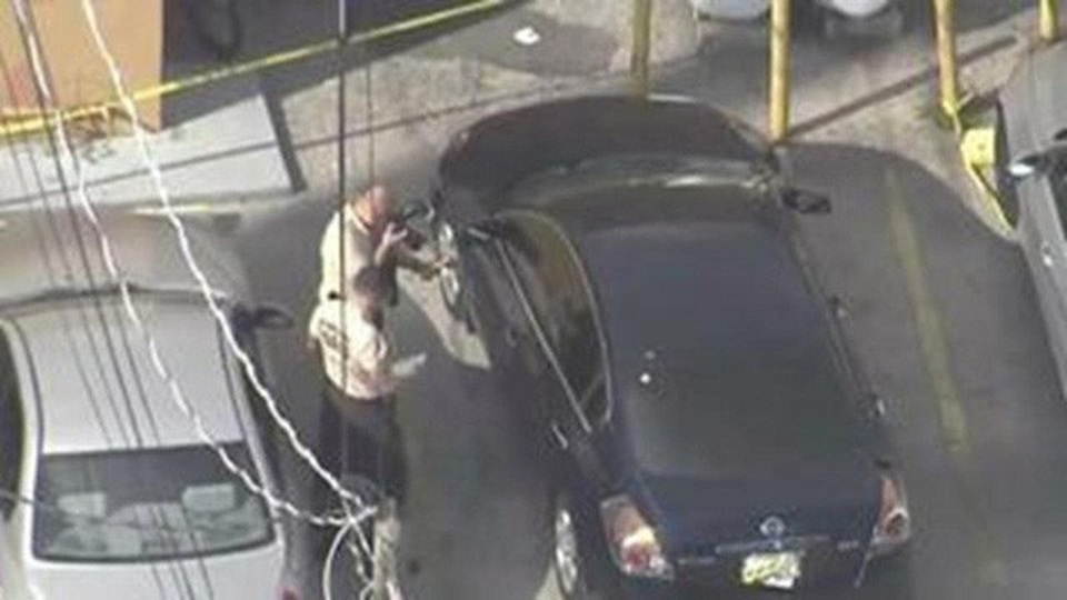 Cậu bé đã ở trong xe một mình vài tiếng đồng hồ