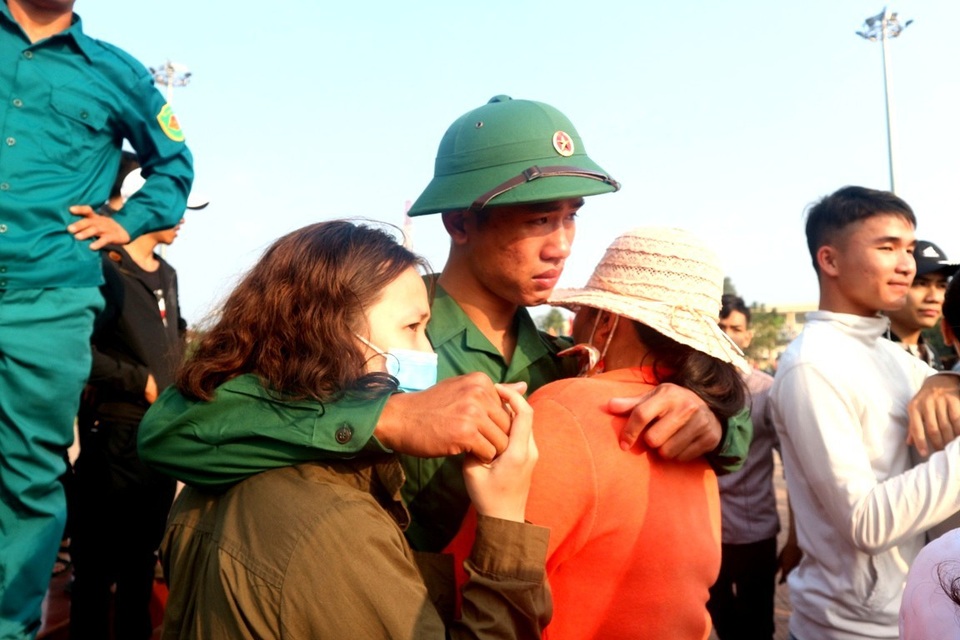 Hàng vạn thanh niên cả nước hăng hái lên đường nhập ngũ - 13 Chiến sĩ ôm mẹ và em gái chia tay trước lúc lên đường.