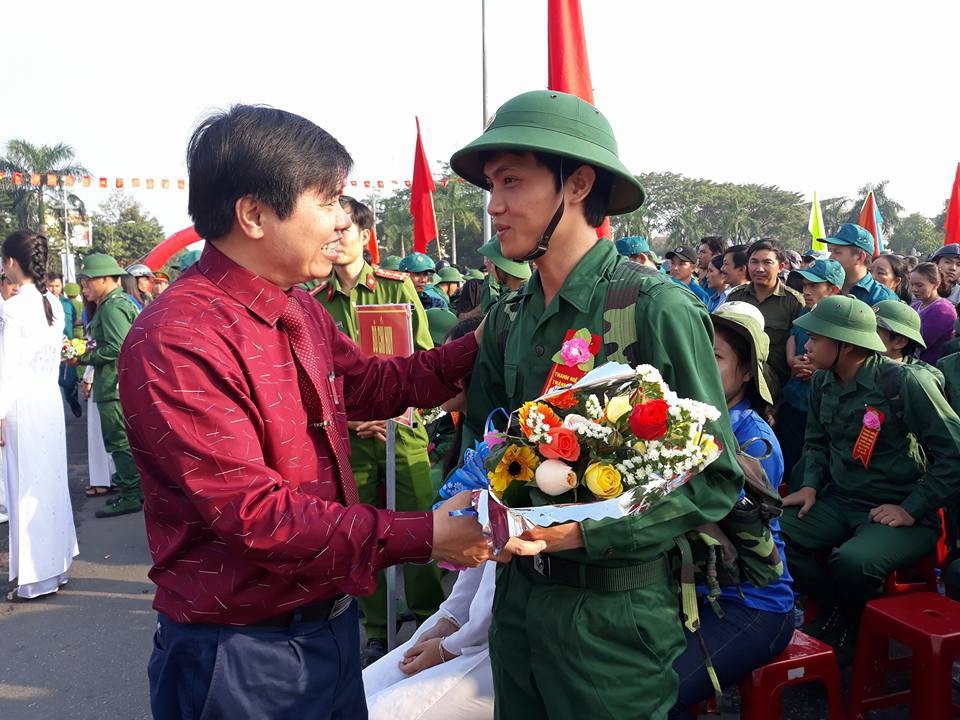 Hàng vạn thanh niên cả nước hăng hái lên đường nhập ngũ - 29 Lãnh đạo TP. Quảng Ngãi chúc mừng, động viên thanh niên lên đường nhập ngũ (Ảnh: Quốc Triều)