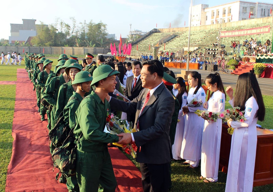 Hàng vạn thanh niên cả nước hăng hái lên đường nhập ngũ - 26 Các thanh niên nhận hoa từ Đoàn Chủ tịch
