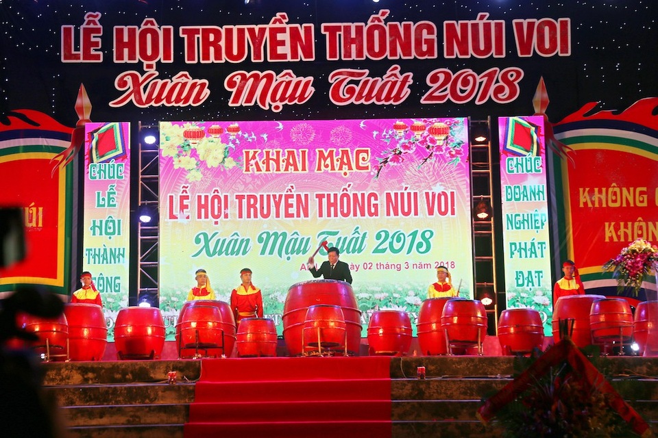 Lễ hội núi Voi - Xuân Mậu Tuất 2018 - 1 Ông Nguyễn Đức Thọ, Thành ủy viên, Bí thư huyện ủy huyện An Lão, đánh trống khai hội.