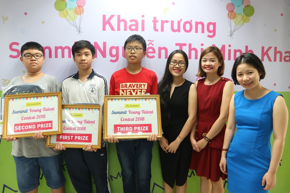 Đã có thêm một địa chỉ luyện thi SAT/TOEFL/IELTS đẳng cấp - 1
Trao giải Summit Young Talent Contest 2018 trong Lễ khai trương Summit chi nhánh 198 Nguyễn Thị Minh Khai - Q3 - TP Hồ Chí Minh
