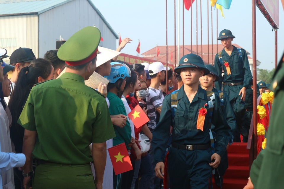 Hàng vạn thanh niên cả nước hăng hái lên đường nhập ngũ - 14 Hàng vạn thanh niên cả nước hăng hái lên đường nhập ngũ - 14