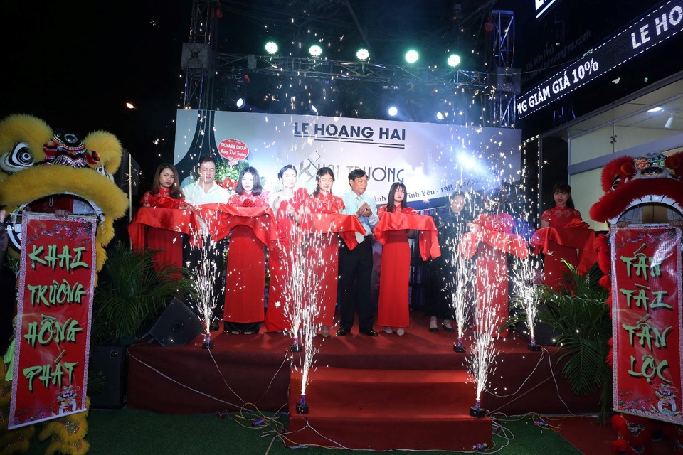 NTK Lê Hoàng Hải liên tiếp khai trương showroom thời trang “thứ 6” của mình tại Vĩnh Phúc - 1 Chương trình mở màn với lễ cắt băng khánh thành, phần trình diễn thời trang, ca nhạc, bốc thăm trúng thưởng và nhiều phần quà giá trịvà những ưu đãi hấp dẫn.
