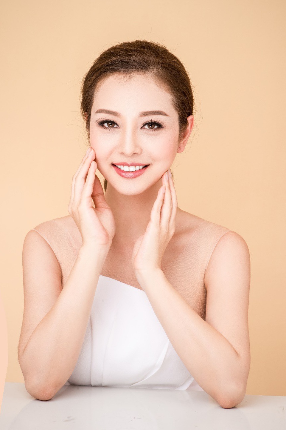 Đừng bọc răng sứ nếu bạn chưa tìm được địa chỉ an toàn - 1
Rất nhiều người nổi tiếng đã tìm đến phương pháp Bọc răng sứ như một cứu cánh để sở hữu nụ cười trắng sáng, rạng rỡ và thu hút hơn.