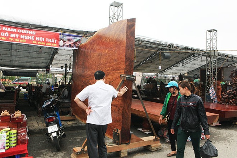 "Siêu" sập gỗ Cẩm đẹp như bức bình phong xuất hiện ở Bắc Ninh - 1 Xuất hiện tại Hội chợ triển lãm Bắc Ninh 2018, chiếc sập gỗ Cẩm Lai đang gây chú ý với nhiều du khách