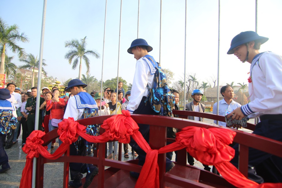Hàng vạn thanh niên cả nước hăng hái lên đường nhập ngũ - 15
Tân chiến sĩ đi qua cầu vinh quang (Ảnh: N. Linh)