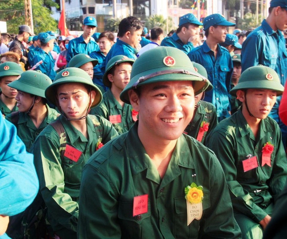 Hàng vạn thanh niên cả nước hăng hái lên đường nhập ngũ - 21 Tân binh Trần Minh Phú, người viết đơn xung phong lên đường nhập ngũ.