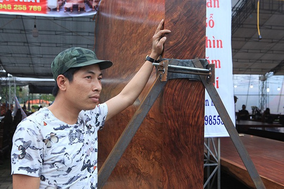"Siêu" sập gỗ Cẩm đẹp như bức bình phong xuất hiện ở Bắc Ninh - 7 Theo anh Cường, đã có khách hàng đặt mua sập gỗ đặc biệt này.