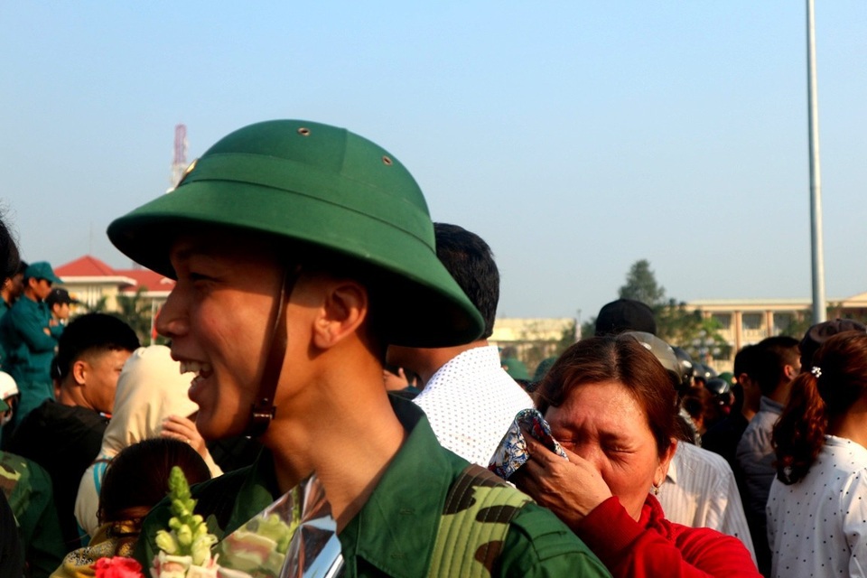 Hàng vạn thanh niên cả nước hăng hái lên đường nhập ngũ - 16 Đằng sau sự vui vẻ, tự tin lên đường của chiến sĩ là giọt nước mắt bịn rịn của người mẹ.