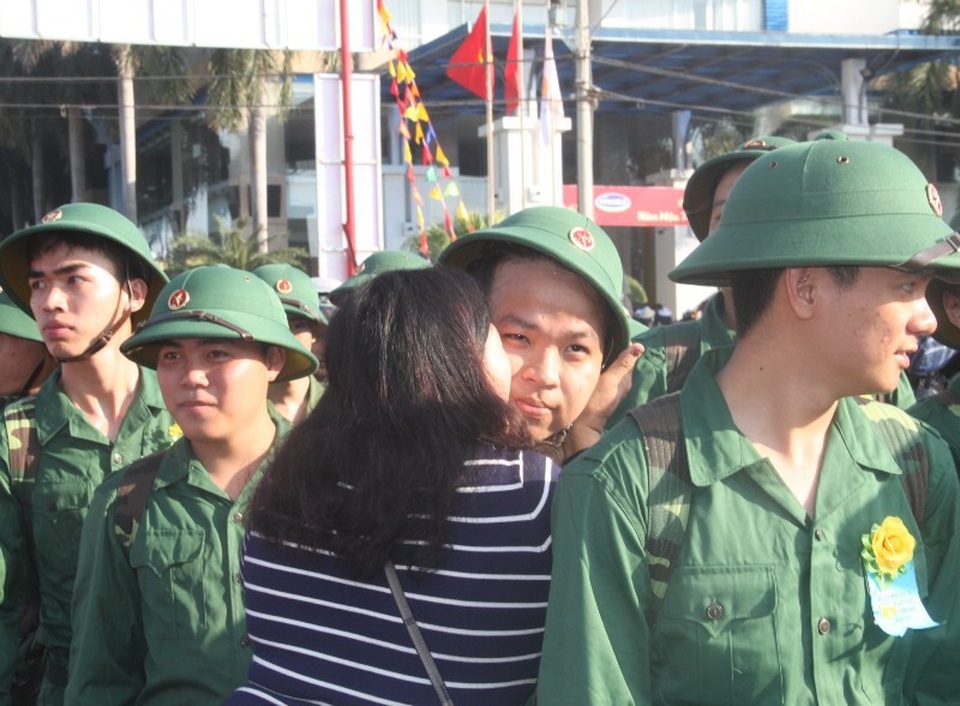 Hàng vạn thanh niên cả nước hăng hái lên đường nhập ngũ - 22 Những cái hôn vội của mẹ tặng con trai