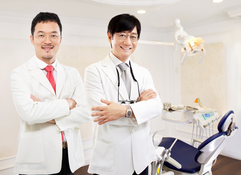 Đừng bọc răng sứ nếu bạn chưa tìm được địa chỉ an toàn - 5 Tiến sỹ, Bác sỹ Park Dong Won và Lawrence Bahn hiện đang làm việc tại Thanh Hằng Beauty Medi
