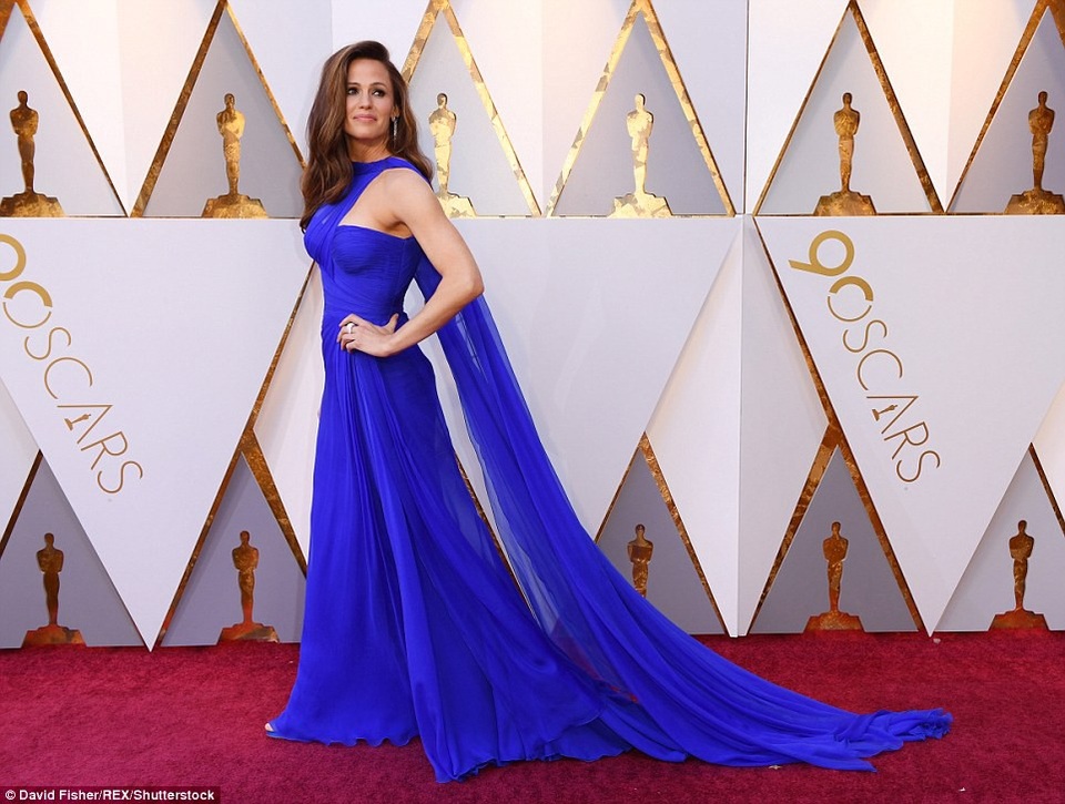 Người đẹp dập dìu khoe dáng trên thảm đỏ Oscar - 5
Jennifer Garner đẹp kiêu sa trong bộ váy xanh