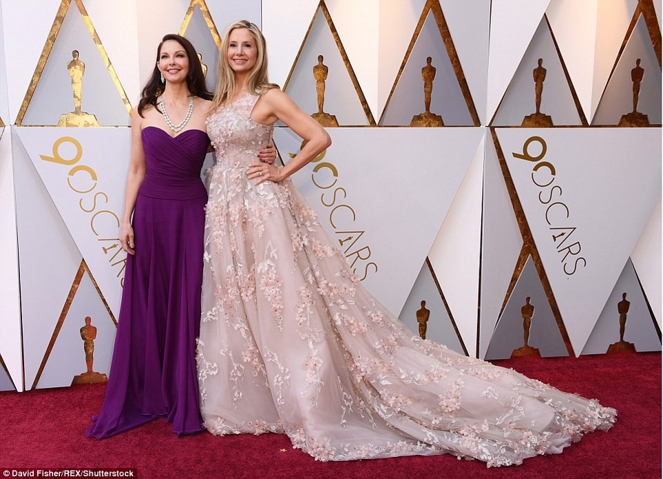 Người đẹp dập dìu khoe dáng trên thảm đỏ Oscar - 16
Ashley Judd và bạn thân Mira Sorvino