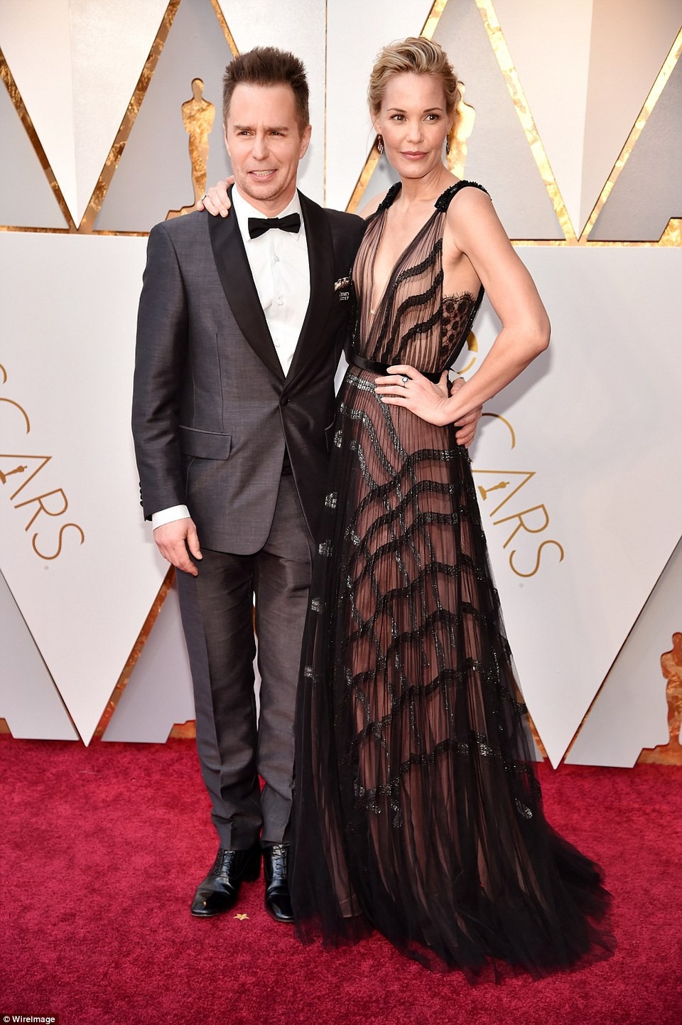Người đẹp dập dìu khoe dáng trên thảm đỏ Oscar - 26
Leslie Bibb và bạn trai lâu năm Sam Rockwell