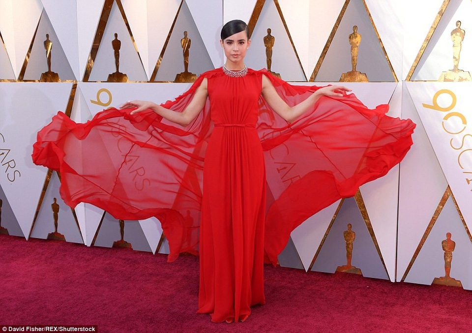 Người đẹp dập dìu khoe dáng trên thảm đỏ Oscar - 35
Sofia Carson