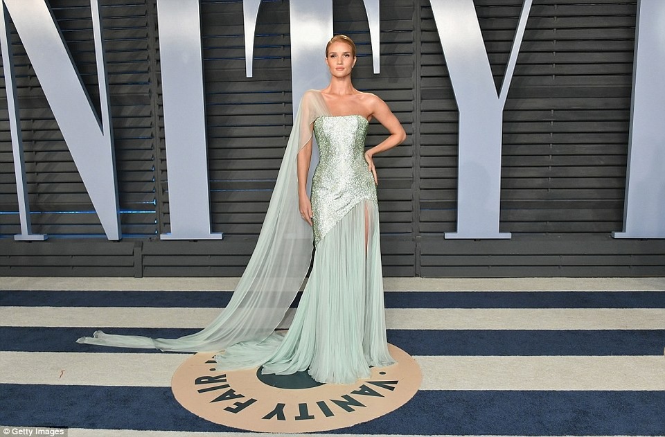 Choáng váng với người đẹp phô trọn "vòng một" trong tiệc Oscar - 7
Gái một con Rosie Huntington-Whiteley