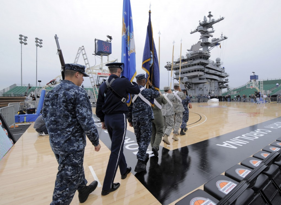 Trận bóng lịch sử trên tàu sân bay Mỹ tới Việt Nam - 12 Tàu sân bay USS Carl Vinson hôm nay 5/3 bắt đầu có chuyến thăm chính thức tới Việt Nam. Các thủy thủ trên tàu sân bay Mỹ dự kiến sẽ có các trận đấu bóng đá và bóng rổ với các thủy thủ Việt Nam trong chuyến thăm kéo dài 4 ngày. (Ảnh: Getty)