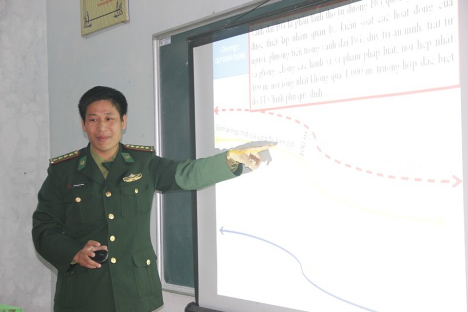 Thú vị “tiết học biên giới” của học sinh vùng cao - 2 Đại úy Thánh phổ biến kiến thức cho học sinh về pháp luật biên giới