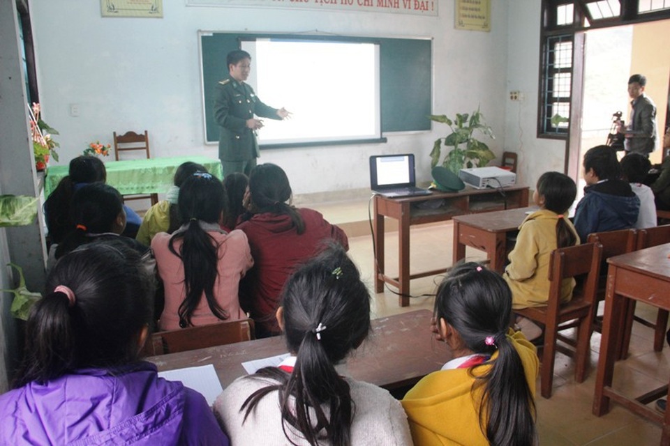 Thú vị “tiết học biên giới” của học sinh vùng cao - 1 Tiết học biên giới thu hút sự chú ý của hàng chục học sinh