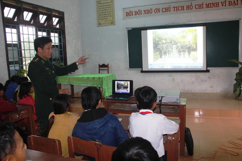 Thú vị “tiết học biên giới” của học sinh vùng cao - 4 Những hình ảnh kết hợp với nội dung làm cho tiết học trở nên thú vị hơn