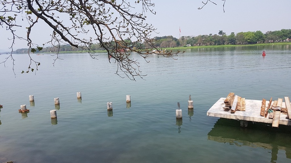 Đang xây dựng đường đi bộ lát gỗ lim ven sông Hương - 3 Các cọc đang được nhồi xuống mặt nước