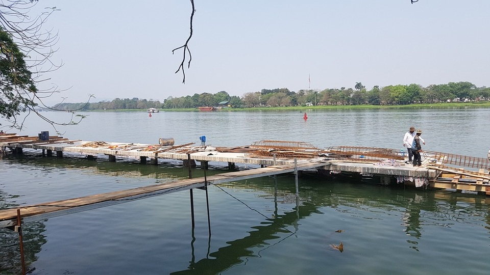 Đang xây dựng đường đi bộ lát gỗ lim ven sông Hương - 4 Một phần tuyến đường đi bộ đang được thành hình