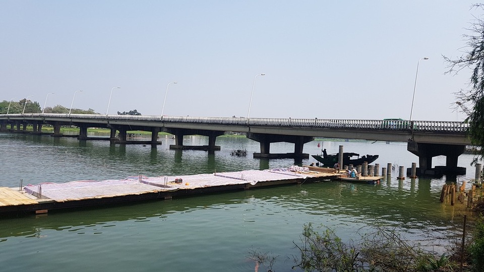 Đang xây dựng đường đi bộ lát gỗ lim ven sông Hương - 5 Tuyến đường sẽ đi qua dưới cầu Phú Xuân