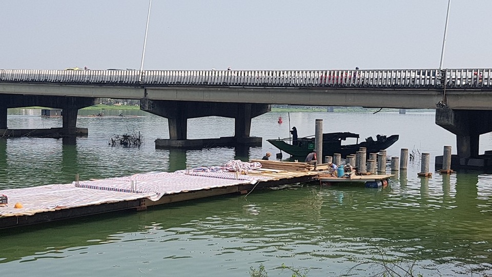 Đang xây dựng đường đi bộ lát gỗ lim ven sông Hương - 1 Tuyến đường đi bộ lát gỗ lim ven sông Hương đang được triển khai. Đơn vị thi công xây lắp là Công ty CP Xây dựng Thủy lợi Thừa Thiên Huế