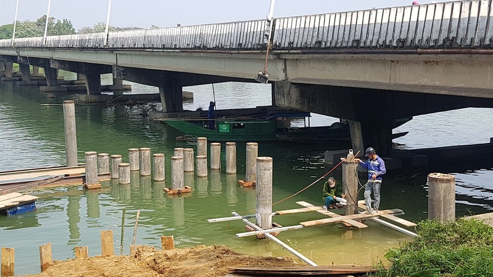 Đang xây dựng đường đi bộ lát gỗ lim ven sông Hương - 6 Đang xây dựng đường đi bộ lát gỗ lim ven sông Hương - 6