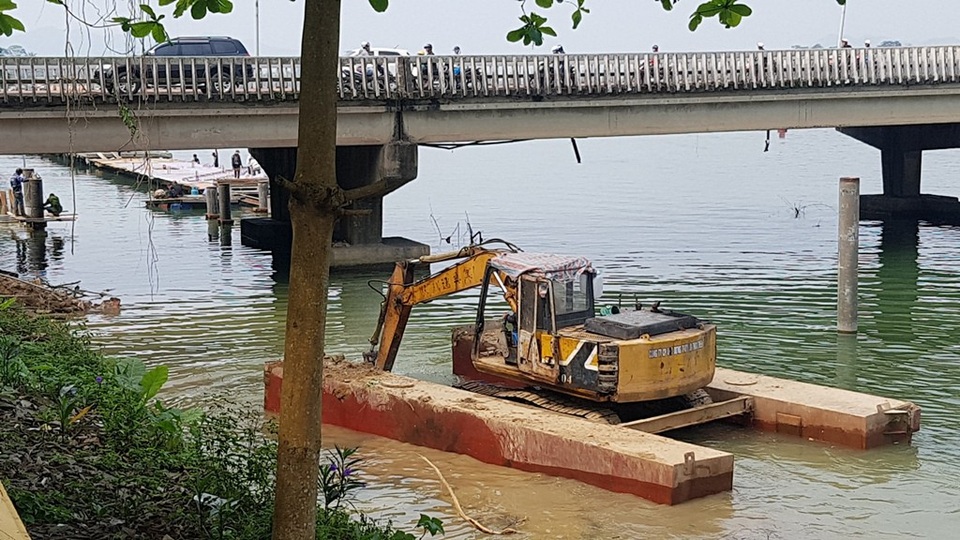 Đang xây dựng đường đi bộ lát gỗ lim ven sông Hương - 7 
Khẩn trương hoàn thành trước mùa mưa năm 2018.