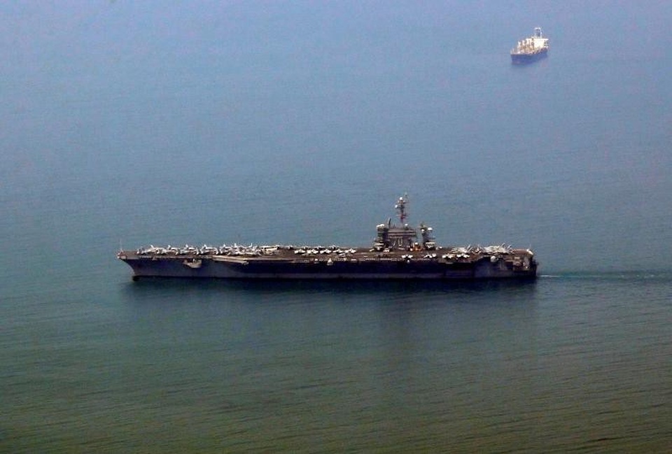 Báo chí quốc tế viết về chuyến thăm tàu sân bay Mỹ tới Việt Nam - 1
Hình ảnh tàu USS Carl Vinson neo đậu ngoài khơi Đà Nẵng, Việt Nam (Ảnh: Reuters)