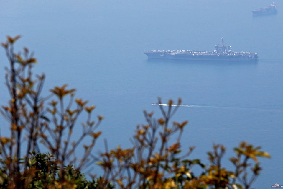 
AFP viết: “Mặc dù tàu hải quân Mỹ từng cập cảng tại Việt Nam, nhưng đây là lần đầu tiên một tàu sân bay của Mỹ cập cảng Việt Nam”. Trong ảnh: Tàu sân bay USS Carl Vinson cập cảng Tiên Sa, thành phố Đà Nẵng sáng 5/3. (Ảnh: Reuters)
