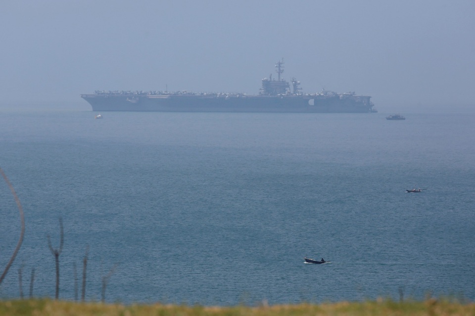 
AFP cũng trích lời Người phát ngôn Bộ Ngoại giao Việt Nam Lê Thị Thu Hằng rằng, chuyến thăm của nhóm tàu hải quân Mỹ sẽ “đóng góp vào việc duy trì hòa bình, ổn định, an ninh và hợp tác ở khu vực”. Trong ảnh: Tàu sân bay USS Carl Vinson cập cảng Tiên Sa, thành phố Đà Nẵng sáng 5/3. (Ảnh: Reuters)
